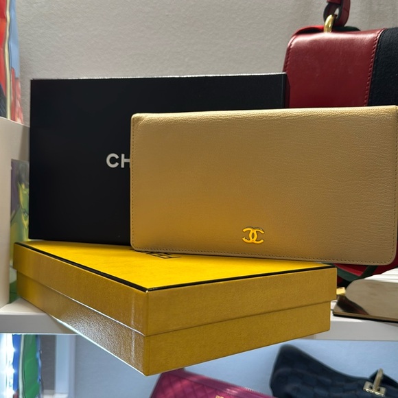 Chanel Bifold Wallet & Box - Picture 7 of 15